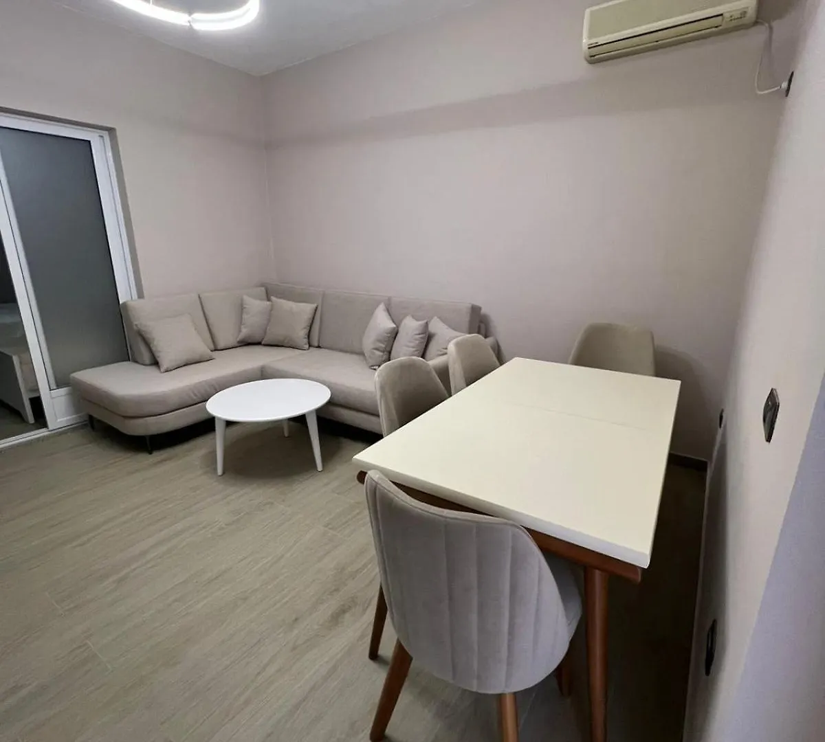 Large Apartment Vlore 0*,  Albania